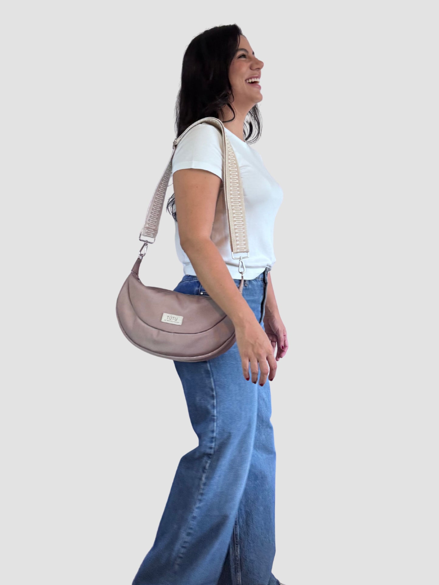 Bolso media luna el que le da forma a tu estilo - Beige