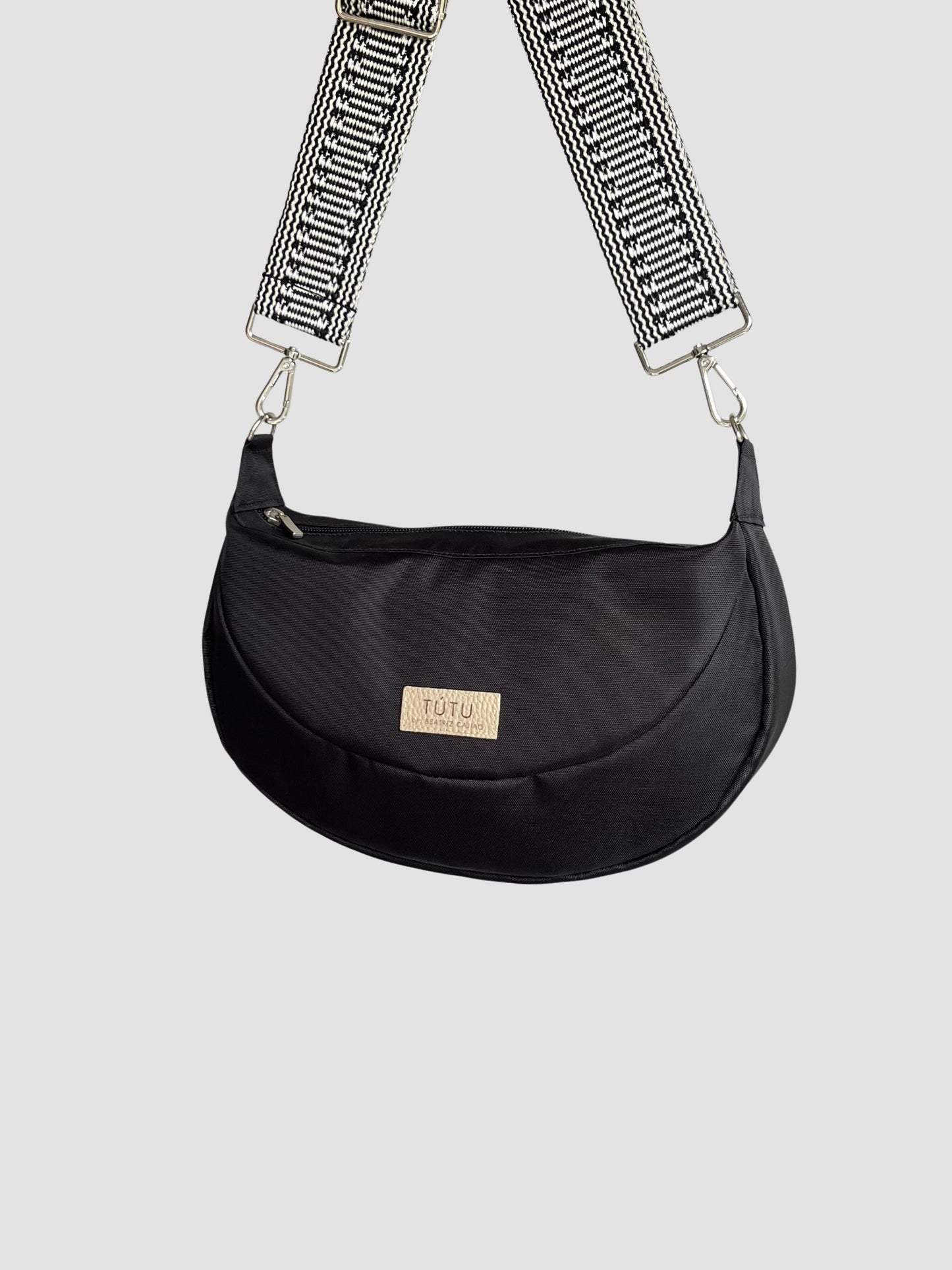 Bolso media luna el que le da forma a tu estilo - Negro