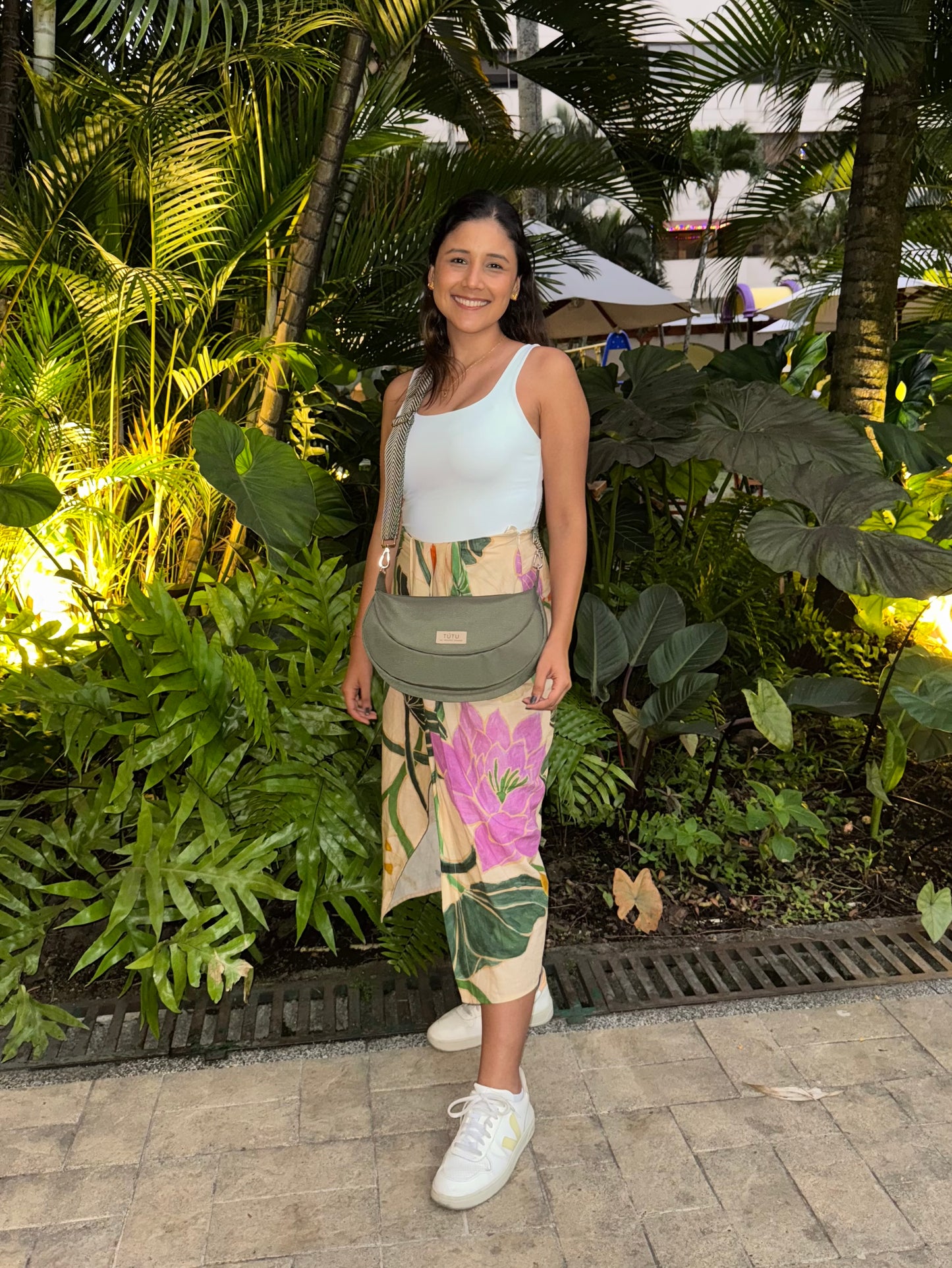 Bolso media luna el que le da forma a tu estilo - Verde Militar