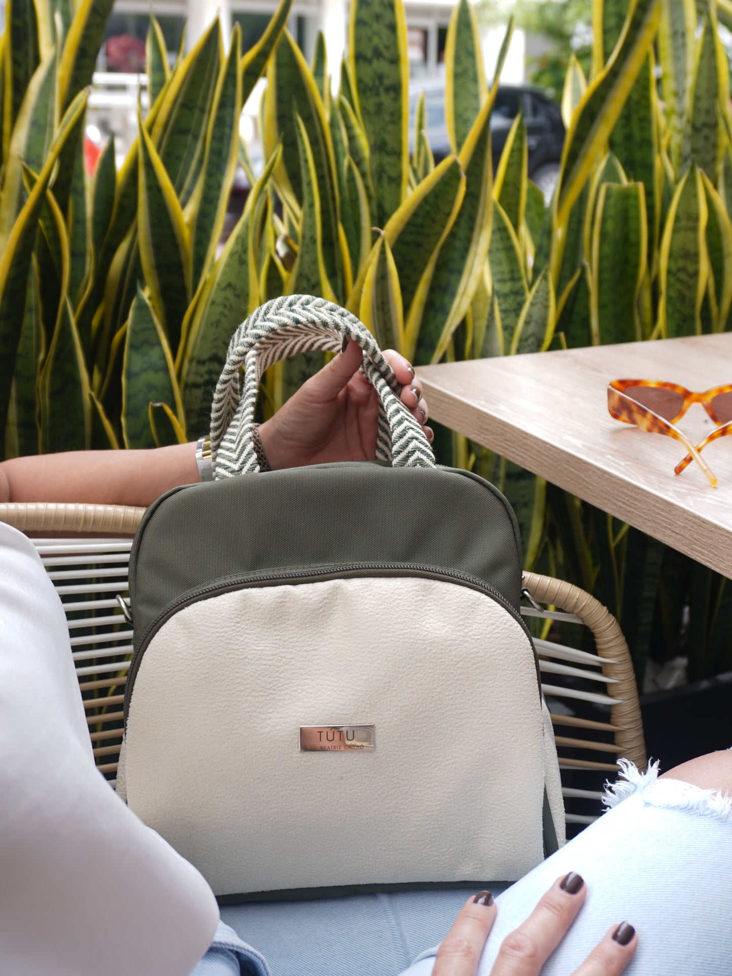 Bolso manos libres Nuba un clásico para guardar todo - Verde Militar