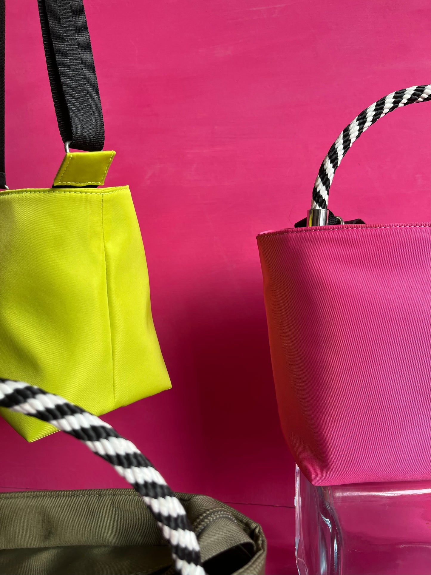 Bolso manos libres petit es formal y minimalista
