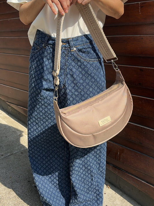 Bolso media luna el que le da forma a tu estilo - Beige